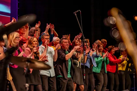 Der Chor colorsounds applaudiert dem Publikum beim Konzert